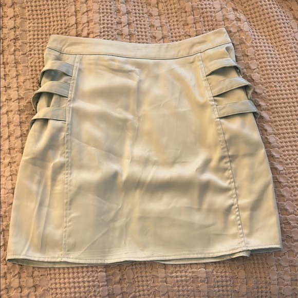 Elegant Cream Skirt with Stylish Details - Picture 1 of 4